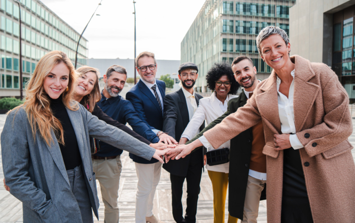 Empleados sonrientes mostrando gran confianza en el equipo de trabajo