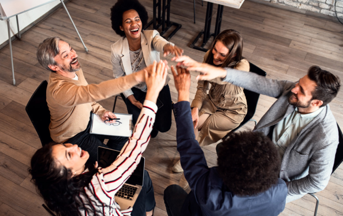 Grupo de empleados participando en una dinámica de active Learning