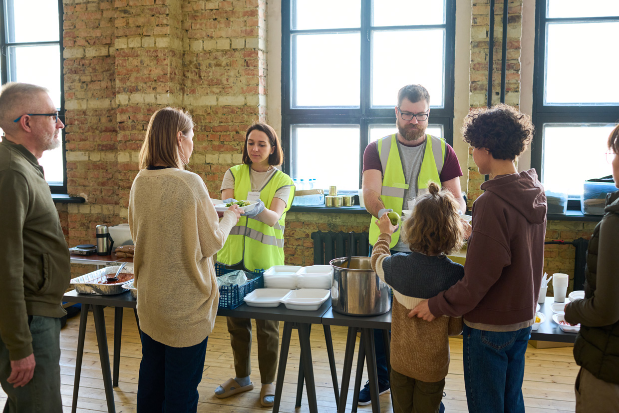 Empleados en un voluntariado llevando a cabo practicas de responsabilidad social corporativa