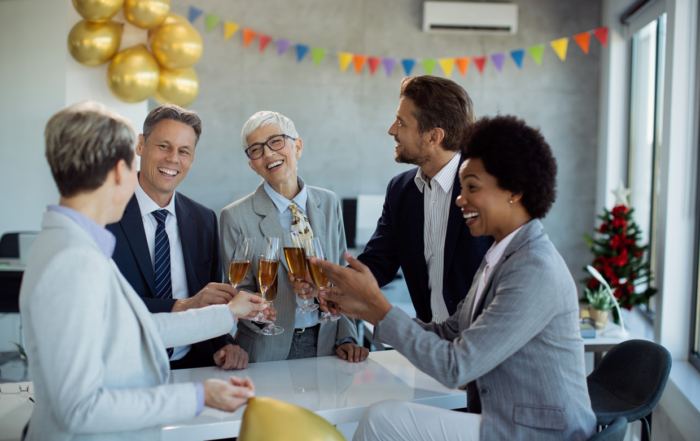 Compañeros de oficina brindando en la celebración del aniversario empresarial