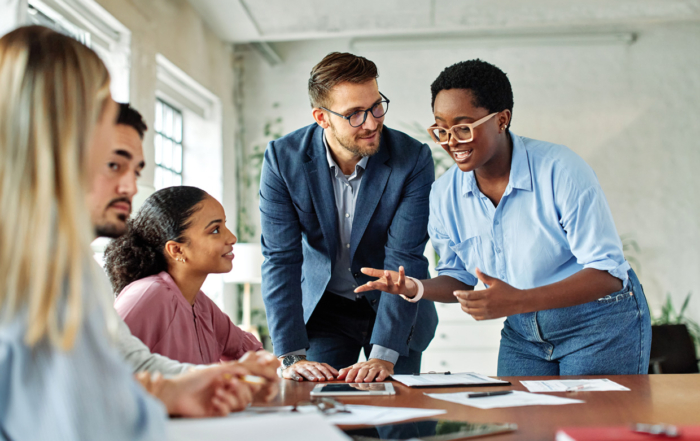 Empleados hablan mientras desarrollan la inteligencia emocional en el trabajo en equipo