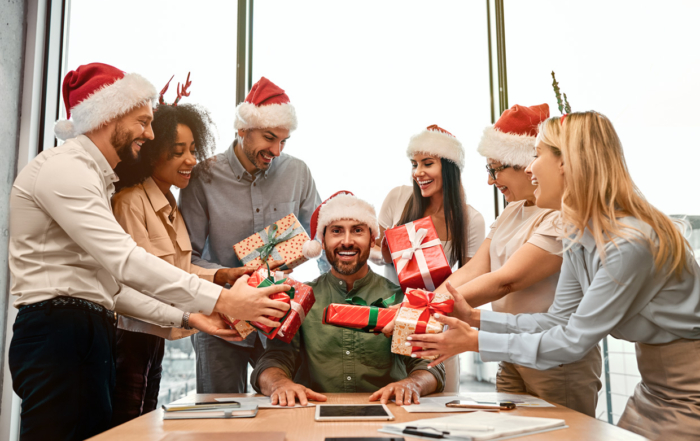 Unos compañeros de trabajo se dan regalos después del team building navideño en Madrid